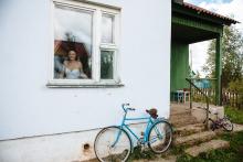 Фотосъемка свадьбы Дениса и Елены в Славгороде - невеста в окне