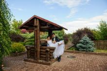 Фотосъемка свадьбы Евгения и Снежаны в Могилеве - свадебная прогулка - колодец